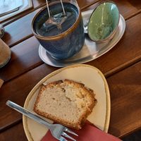 Kräutertee mit veganem Zitronenkuchen at Café Senza Limiti in Wurzburg