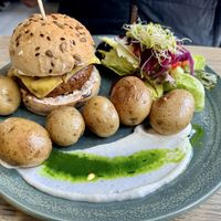 Hamburger met aardappels, salade en groenten    at Tilstede mat og mer in Kristiansand