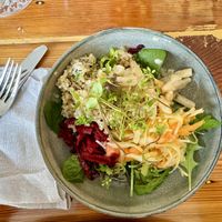 Gartensalat mit rote Bete, Quinoa Reis, Krautsalat, Schwarzwurzel, Wildkräuter & Senfdressing  at Das Jaartn in Berlin