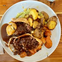 Linsen-Nuss-Braten in Blätterteighülle, Rosmarin Ofenkartoffeln, Karamellisierte Karotten, Kartoffel-Erbsen-Creme, Knuspertopping, Bratensauce  at Das Jaartn in Berlin