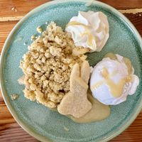 Apfel-Pfirsich-Crumble, selbstgemachtes Vanilleeis, Karamellsauce  at Das Jaartn in Berlin