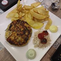 Hamburguesa de lentejas rojas y alga nori con salsas veganas #Veganuary at VEGandVEG Gastroartesanía in Fuenteheridos