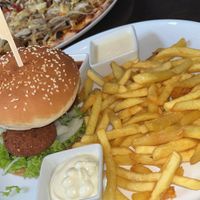 Falafel-Burger und Pizza Vöner   at Il Vegano in Aachen