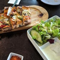 Pide serviert mit Salat und verschiedenen Soßen at Il Vegano in Aachen