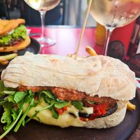Sándwich berenjenas apanadas en harina de garbanzo y panko, Pimientos asados, rucula, pesto tomate y quedó vegan at Fuente Rica Rica - Plaza Ñunoa in Santiago
