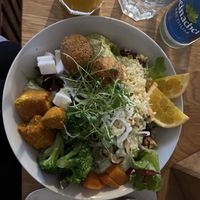 Bowl mit Falafel, Feta und Kurkuma-Tofu  at Velo Heilbronn in Heilbronn