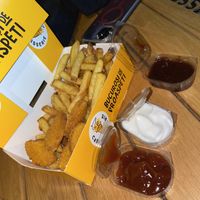 Vegan 6 piece nugget with fries  at Cartofisserie in Brasov