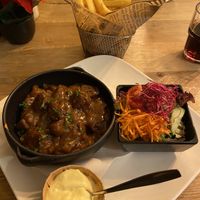 Vegan stoofvlees met frietjes en (vegan) mayonaise  at Den Bosduin in Kalmthout