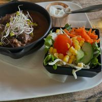 Frietje stoof’vlees’, de vegan versie. Dat was even geleden voor mij. :-) at Den Bosduin in Kalmthout