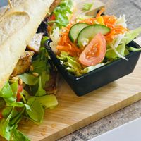 Smakelijk stokbroodje gezond met humus en een vleesopvolger. at Den Bosduin in Kalmthout