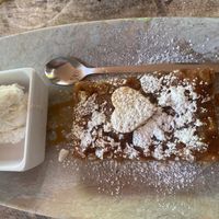 Eigengemaakte appeltaart met vegan ijs. Het was zalig.  at Den Bosduin in Kalmthout