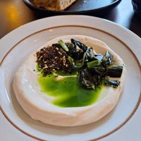 Labneh, Za'atar, verkohlter Bärlauch und Öl at Beyla in Copenhagen