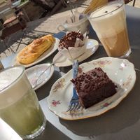 Matcha Latte, cookies proteico, cinnamon roll, muffin cioccolato e American Latte at Snug - The Comfort Cafe in Rome