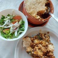 Vegan moussaka binnenkant + side salad at Mandra Tavern in Paphos