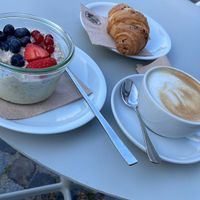 Veganes Bircher Müsli und Schokocroissant   at Exclusive Coffee in Berlin
