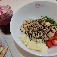 Poké bowl with quinoa and tofu & beetroot smoothie at NUVI in Valladolid