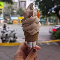 Mixed soft ice cream (litchi and rose mylk) at Ice Gyaru - 霜淇淋專門店 in Taipei