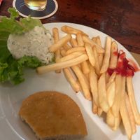Vegan schnitzel and fries at Britannia Pub in Genoa