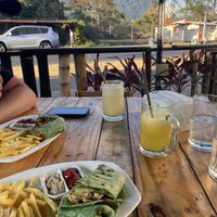 Schön gefüllte Wraps mit Tofu und Kichererbsen-chilly ! Auch die Pommes waren sehr lecker .  at CocoLatte in El Valle De Anton