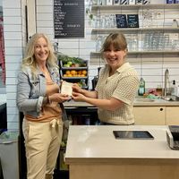 Vanwege de kwaliteit en omdat er minsten drie vegan opties op het menu staan kon ik vandaag met veel plezier de Happy Cow raamsticker overhandigen. 👏🏻  at Kamu Koffiebar in Breda