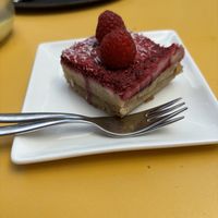Heerlijk plantbased gebakje in het zonnetje op het terras.  ☀️ 🍰 🌱  at Kamu Koffiebar in Breda