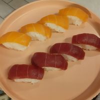 Nigiri di salmone e tonno plant based at Sushi Meshi in Carrara
