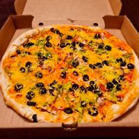 Vegan pizza with 4 ingredients: mushrooms, onions, peppers and olives. at Dona Pizza in Oliveira De Azemeis