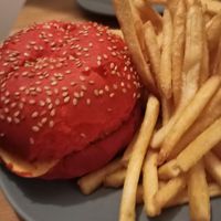 Rose burger menu at Sunrj in Brussels