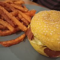 Yellow burger at Sunrj in Brussels
