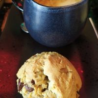 Cookie vegana con café con leche de avena at Ambrosía in Gijon