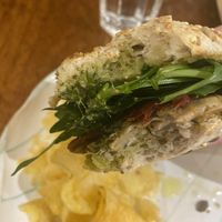 Pane di semi con pesto, pollo Heura, pomodori secchi e spinacino  at FILO in Sevilla