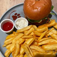 Gatto burger with chips  at Katzentempel - Augsburg in Augsburg
