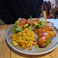 Croissandwich Breakfast (Croissant Sandwich, Tofu Scramble, Salad) at Katzentempel - Augsburg in Augsburg