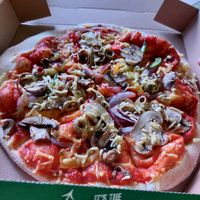"California Veggie" with vegan cheese (to go) at New York Pizza - Damstraat in Amsterdam