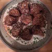 Papas con queso crema de ajo negro (23.000 COP) - 5/5 at Real Vegetal in Medellin