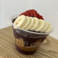 250ml, Banana, Strawberry, Granola, PB, Cacao Nibs, Pistachio Butter (10€)  at La Çaí in Brussels