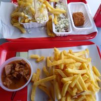 De vegan curryworst of frikandel is de max at Frituur De Petaat in Antwerpen