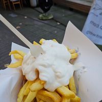 Mini friet met vegan mayo at Frituur De Petaat in Antwerpen