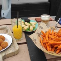 Vegan loempia's, bitterballen en zoete aardappel friet. at Strandpaviljoen Paal 10 in Ouddorp