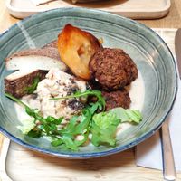 Menu du jour consisting of boulettes, smoked tofu, cauliflower, baked apple and thai sauce at Chez Albert in La Rochelle