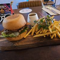 Wellington Burger on a Plate 2023 - delicious at Otto Champagneria & Beer Hall in Wellington