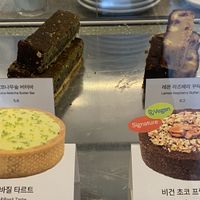 Sign for a vegan cake on the right (they were out of this one, but I appreciate the clear labelling)  at mtl cafe & bakery in Seoul