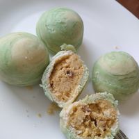 Bolinho folhado de grão de bico e shitake(massa doce de chá verde) at Tempero Chinês in Porto Alegre