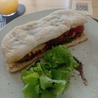 Sándwich de albóndigas at Cardamomo in Salta