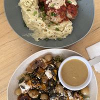 Albóndigas de lentejas especiadas con puré de papas y ensalada de zapallo, uvas encurtidas, queso de castaña, y semillas  at Cardamomo in Salta