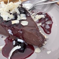 Torta de chocolate 70% con base de chocolate y dátiles  at Cardamomo in Salta