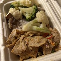 Tofu-Slices mit Gemüse und Vollkornreis  at BKK - Veg Stall Food Court - T21 in Bangkok