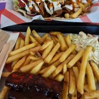 🍟Bbq ribs fries and slaw

🍟Doner kebab, flatbread, tzatziki, hot sauce fries and salad at Hank's Dirty Norwich in Norwich