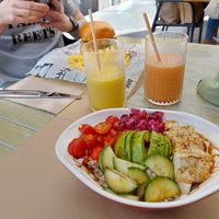 Bowl and burger with smoothies at Bom Bao Gastro Bar in Gran Canaria