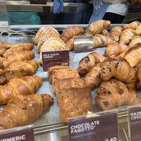 Vegan blackberry croissant (in the middle)  at VCE - Natoo in Venice